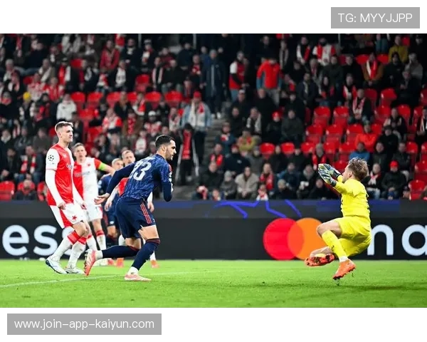 欧冠八强赛后场断球三过二完成精彩破门：现场魅力与品牌力量的完美融合